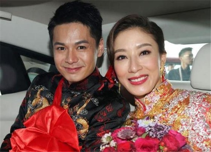 楊怡夫妻為愛女慶生，女兒眼睛大超可愛，楊怡高齡生產後顯老