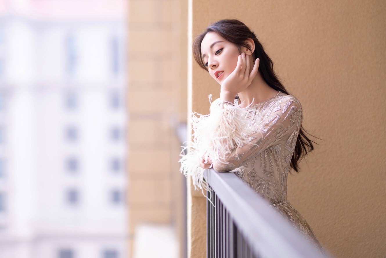 同是雪碧代言人，为啥迪丽热巴穿个小背心，李