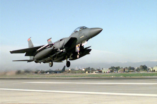 美军后院枪声响起！海军基地正门遭扫射，双方