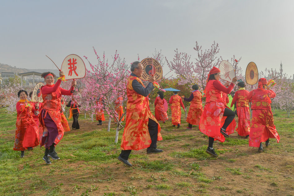 翠湖：桃花灼灼春色美，扇鼓咚咚夕阳红