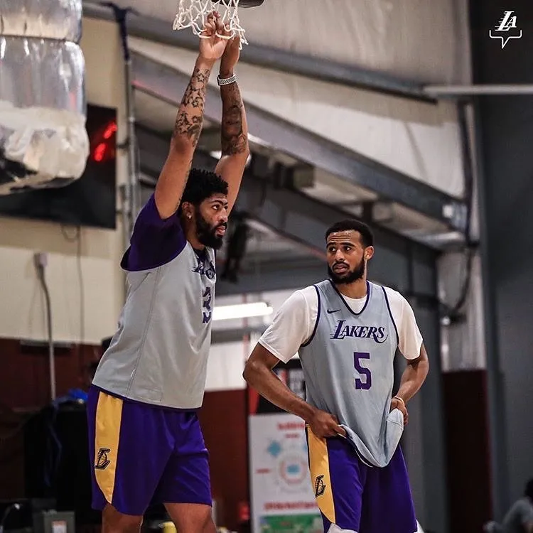 NBA第一个“00后”总冠军！队友喝香槟，他只能喝橙汁