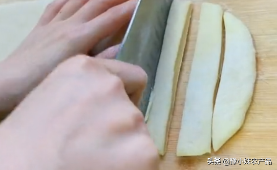 铁棍山药+鸡蛋做成小面食，内里绵软表皮香脆，香喷喷像小面包