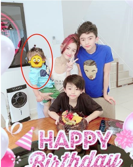 张柏芝抱小儿子超市购物，否认怀第四胎，自曝正式封肚不再生育