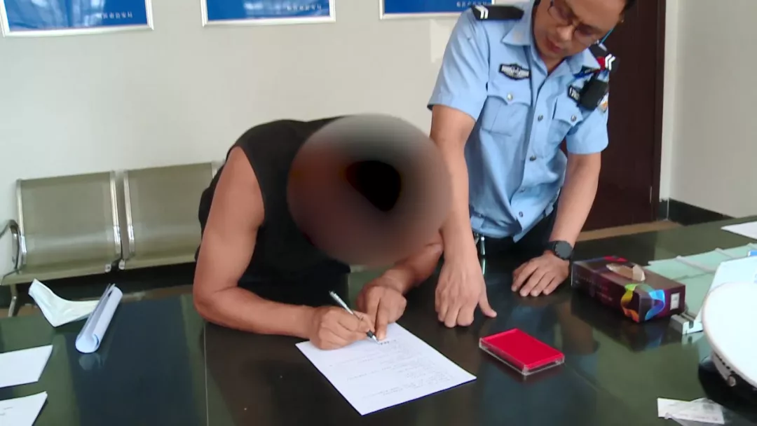 临沂男子醉驾三轮追尾半挂货车 受伤后躺地耍酒疯