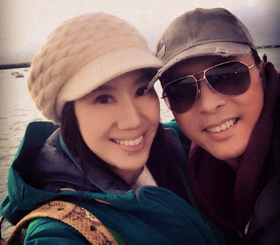 57岁巨星甄子丹晒全家福，25岁长子与继母同框，