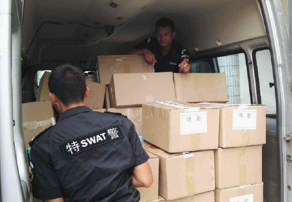 运钞只是使用霰弹枪，试卷却直接步枪押运，难