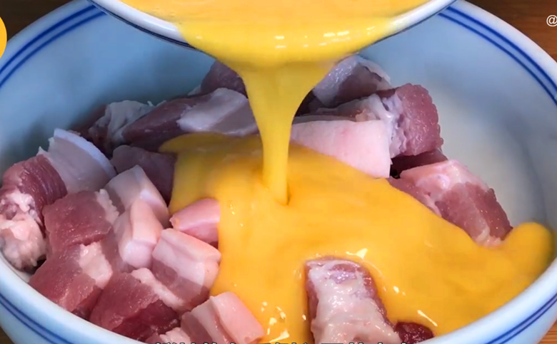 五花肉不要紅燒啦，淋2個雞蛋，你想不到的做法，每次上桌不夠吃