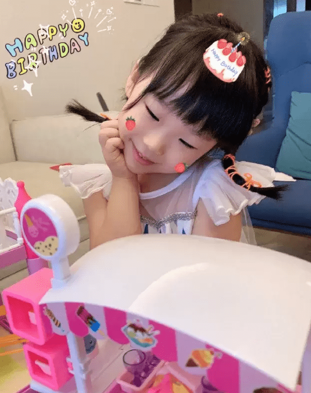 伊能静带女儿探班老公，秦昊陪娃疯玩显宠溺，米粒一字马秀小长腿