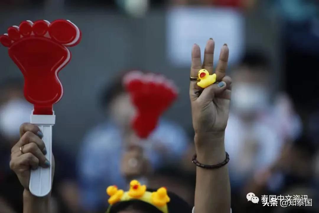 泰國還挺得住嗎？ 遊行大軍直逼十世王皇家護衛隊！