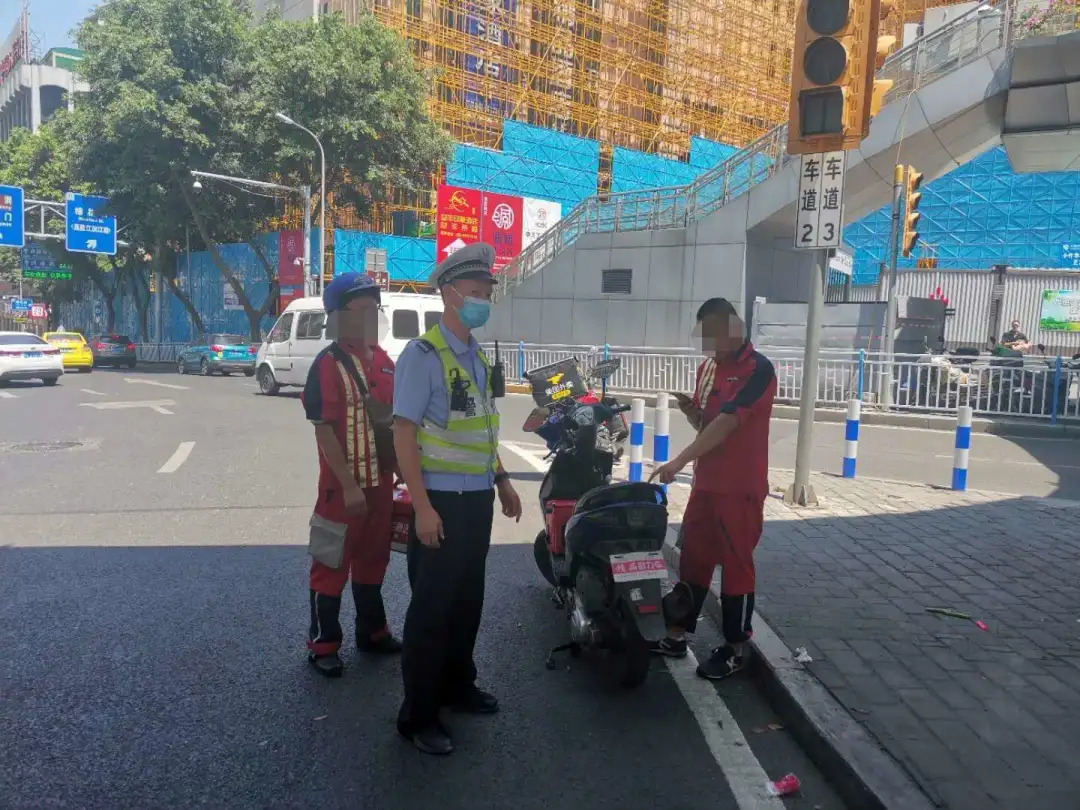 重庆|渝中警讯丨外卖小哥骑摩托瞄手机 撞路沿摔伤还被罚