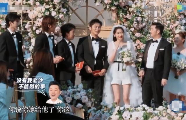 ​关晓彤穿婚纱出场李晨单膝下跪迎接谁注意晓彤救场举动暴露情商