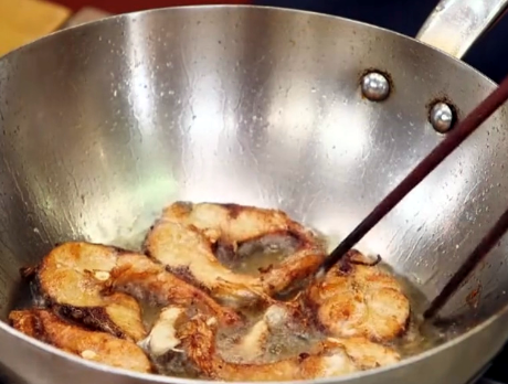 图片[4]-广东特色砂锅焗鱼 不加一滴水 鱼肉焦嫩鲜香入味 做法很简单-起舞食谱网