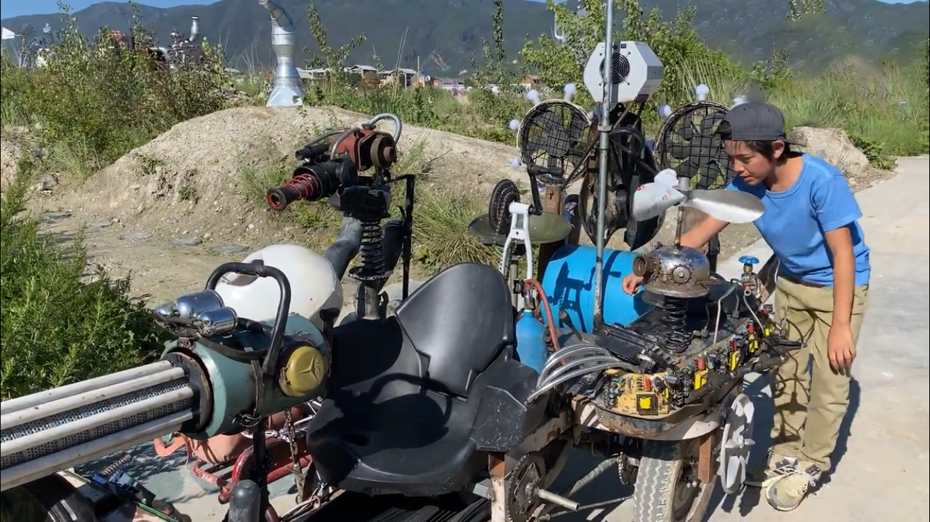 刘烨一双儿女出游，诺一开车载妹妹超拉风，10岁诺一晒黑太像爸爸