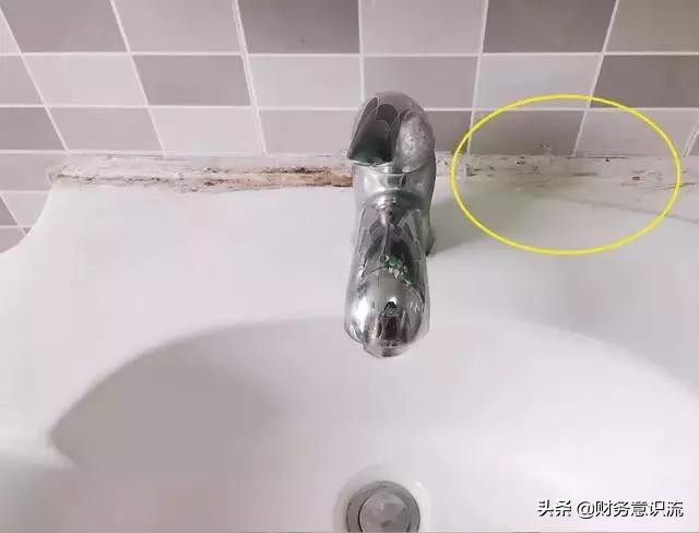 入住才半年，洗手台的玻璃胶就发霉了，保姆简
