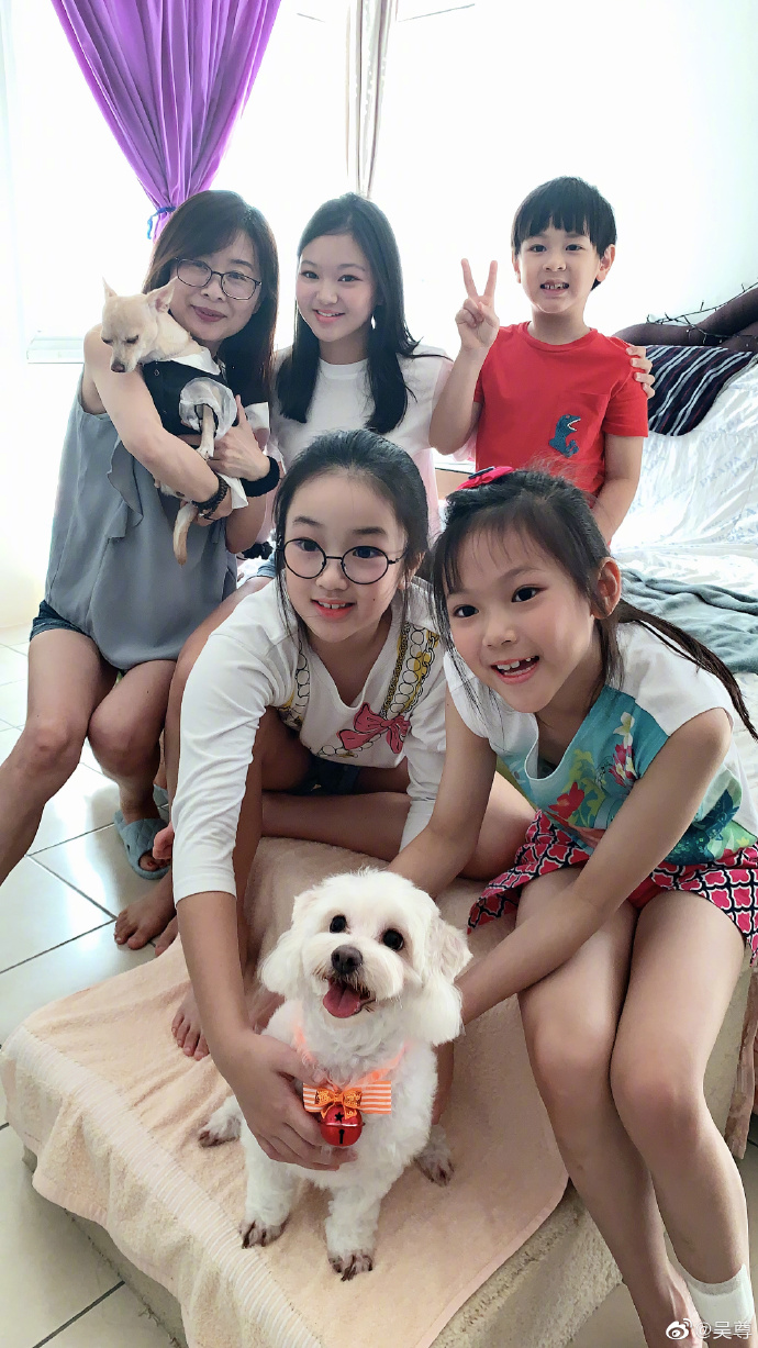 吴尊纪念母亲逝世18年，遵其遗愿做善事，儿女做蛋糕为奶奶上香