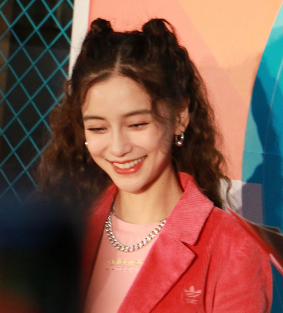 baby母子遊迪士尼，小海綿穿蜘蛛俠皮衣，發現被拍忙遮臉