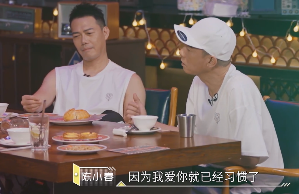 陈小春自嘲被Jasper冷落，小儿子安抚老父亲的醋意，脾气更像自己