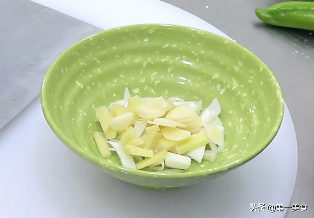 图片[3]-厨师长分享烧丝瓜的家常做法 学会这几个技巧 丝瓜翠绿不发黑-起舞食谱网