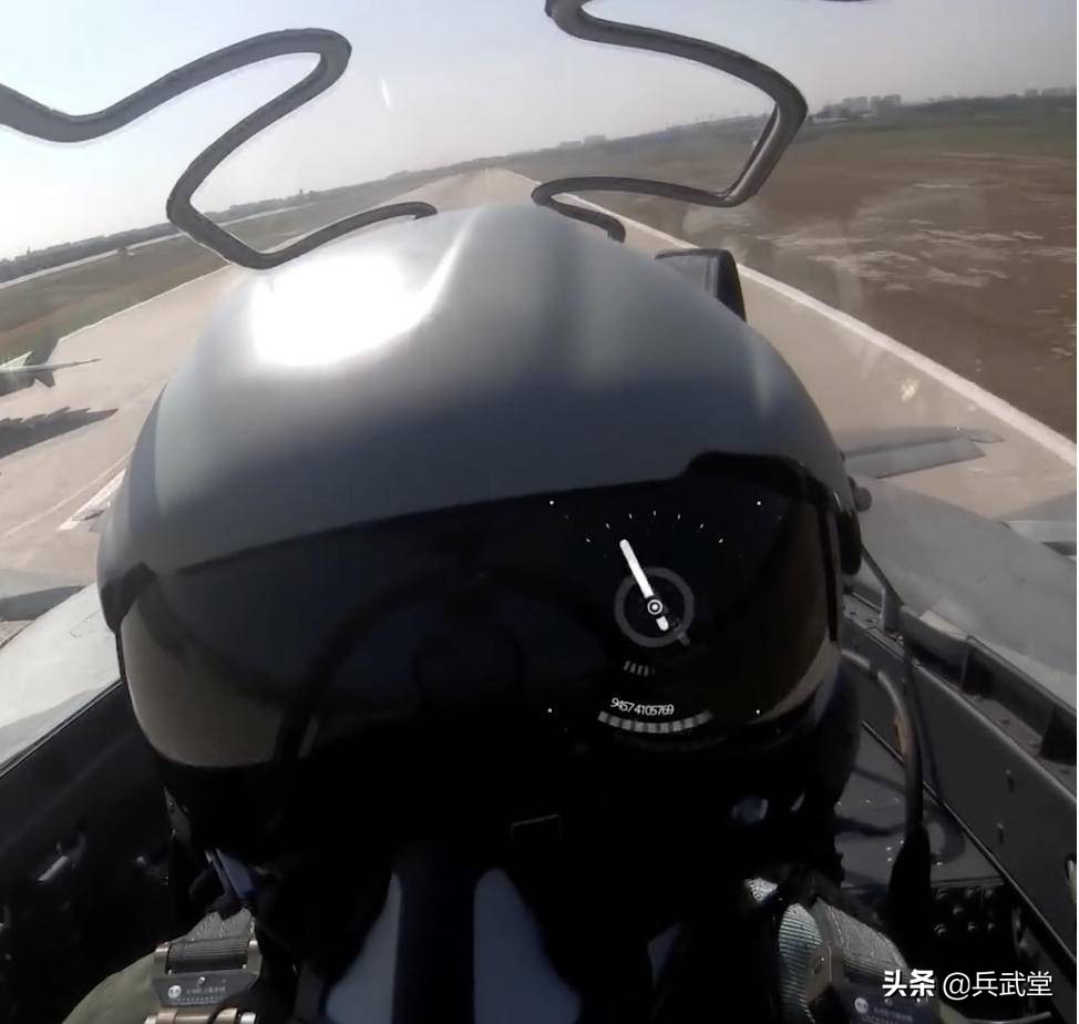 歼20头盔出现仪表盘，在护目镜上不断跳动，头显
