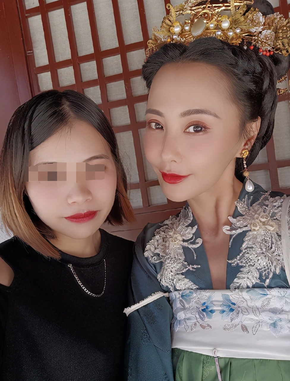 43歲馬雅舒近照，拍戲間隙手捧與老公親吻照甜笑，似熱戀中少女