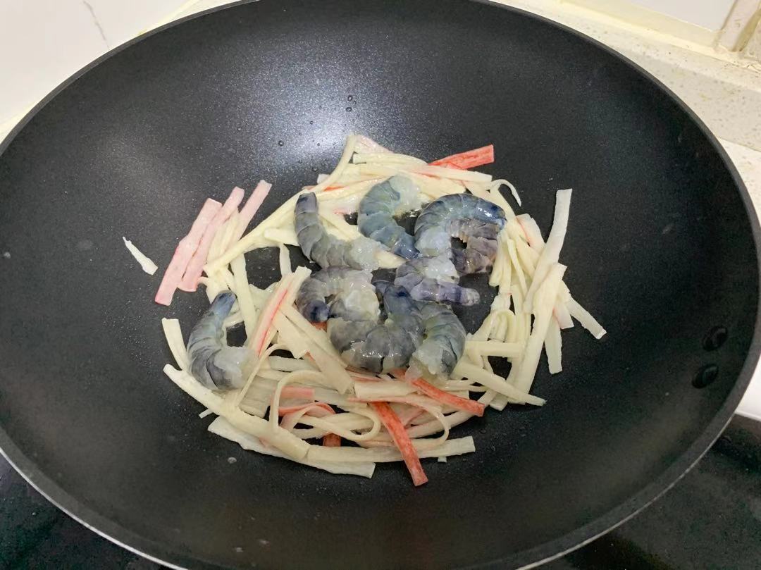 冬天，雞蛋和它天生一對，簡單一煎營養足又好吃，孩子長個需要