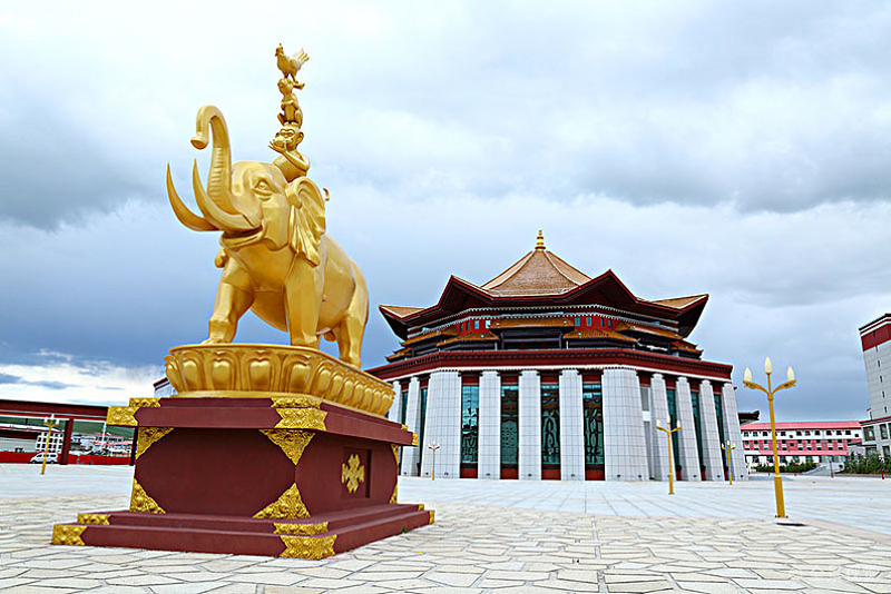 What kind of stonecarved elephant shape means "Auspicious Four Reigns