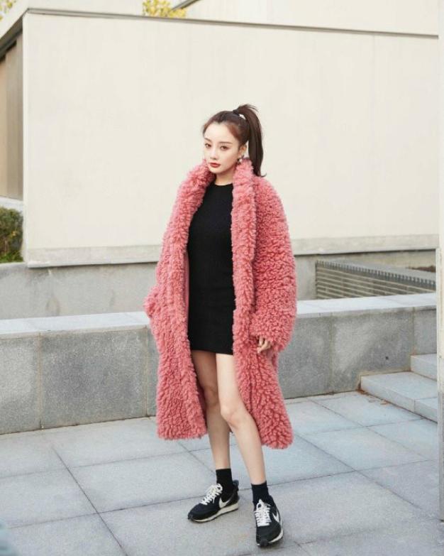 李小璐真潮！穿粉色羊羔毛外套配包臀裙，“外