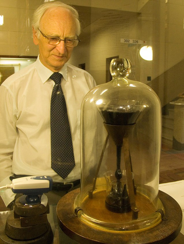 一個物理實驗持續94年，熬死兩位科學家，到底想證明什麽？