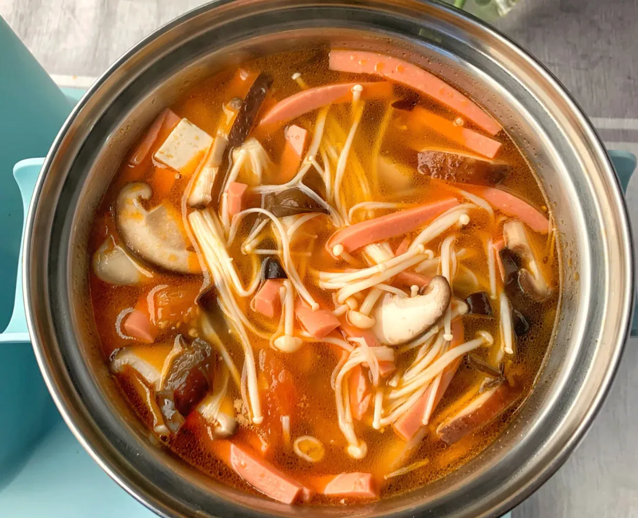 The explorer will teach you to make delicious hot and sour soup in 10 minutes, which will make you lose your appetite and say goodbye