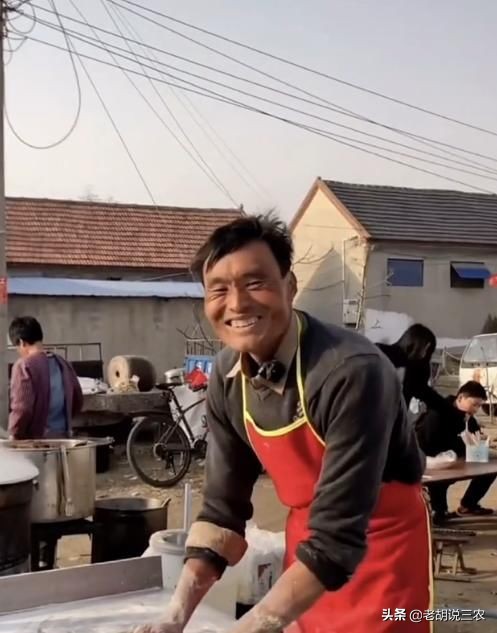 山东拉面哥被迫停业恳求放过，“疯狂”的自媒体人：你们该回家了