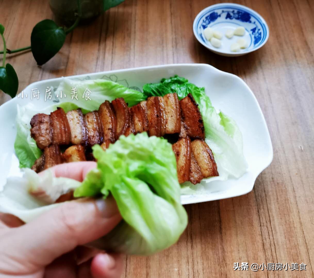 在家烤肉很简单，五花肉这样腌制好，平底锅也能烤肉，尝一口真香