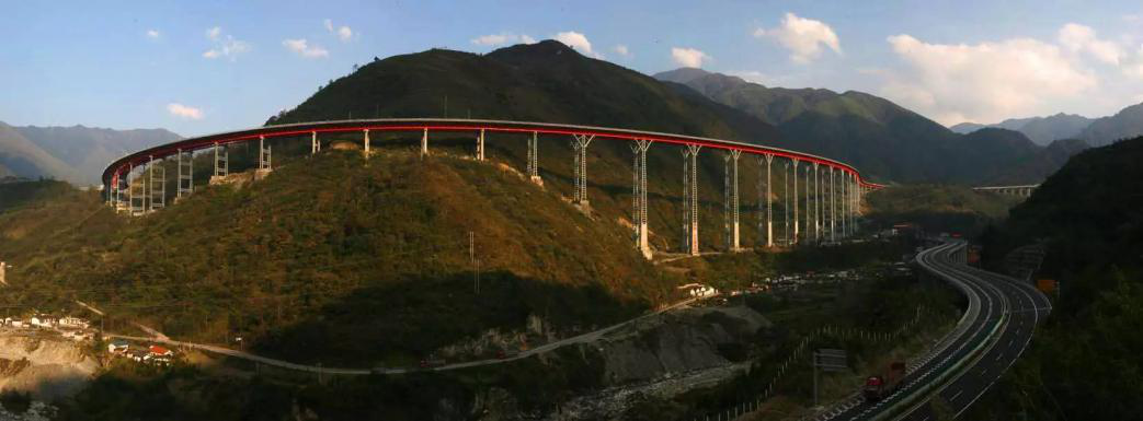 日本专家：谁能自信和中国比基建，人家大桥都能在山肚子里转两圈