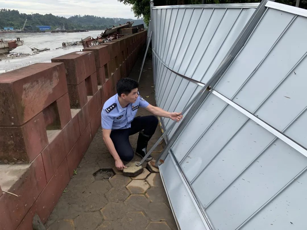 并不只是键盘侠——抗洪抢险中网警的样子