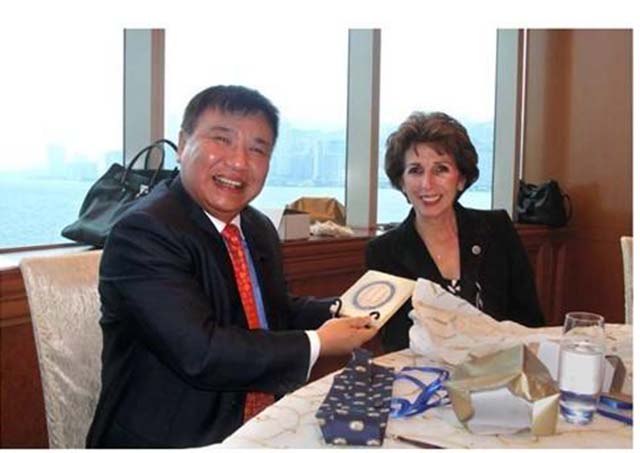 中国5大富豪给美国捐上百亿，有人捐完破产，有