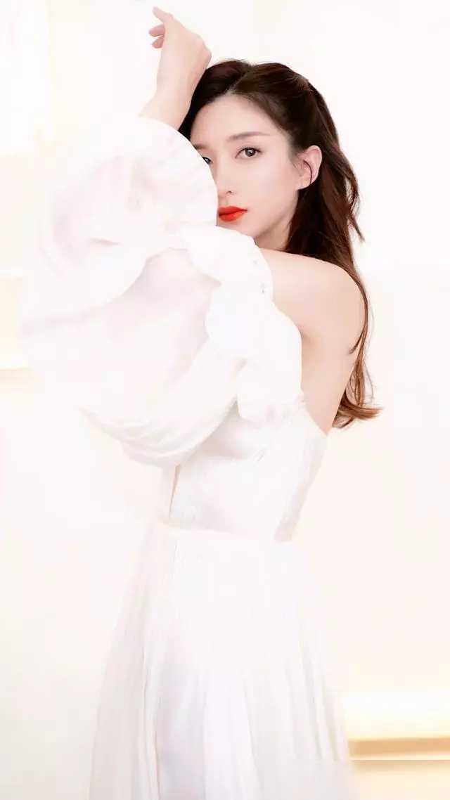 34岁的江疏影，成“小姐姐”真是迷人，迷人的穿