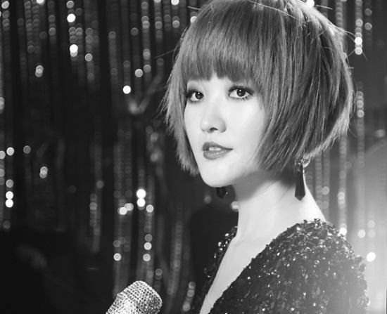 20岁出道登台春晚，事业当红却被公司雪藏了5年