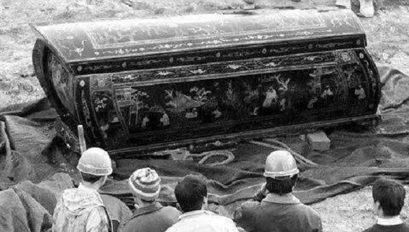 农村修路发现清朝古墓，墓中女尸姿态怪异，双