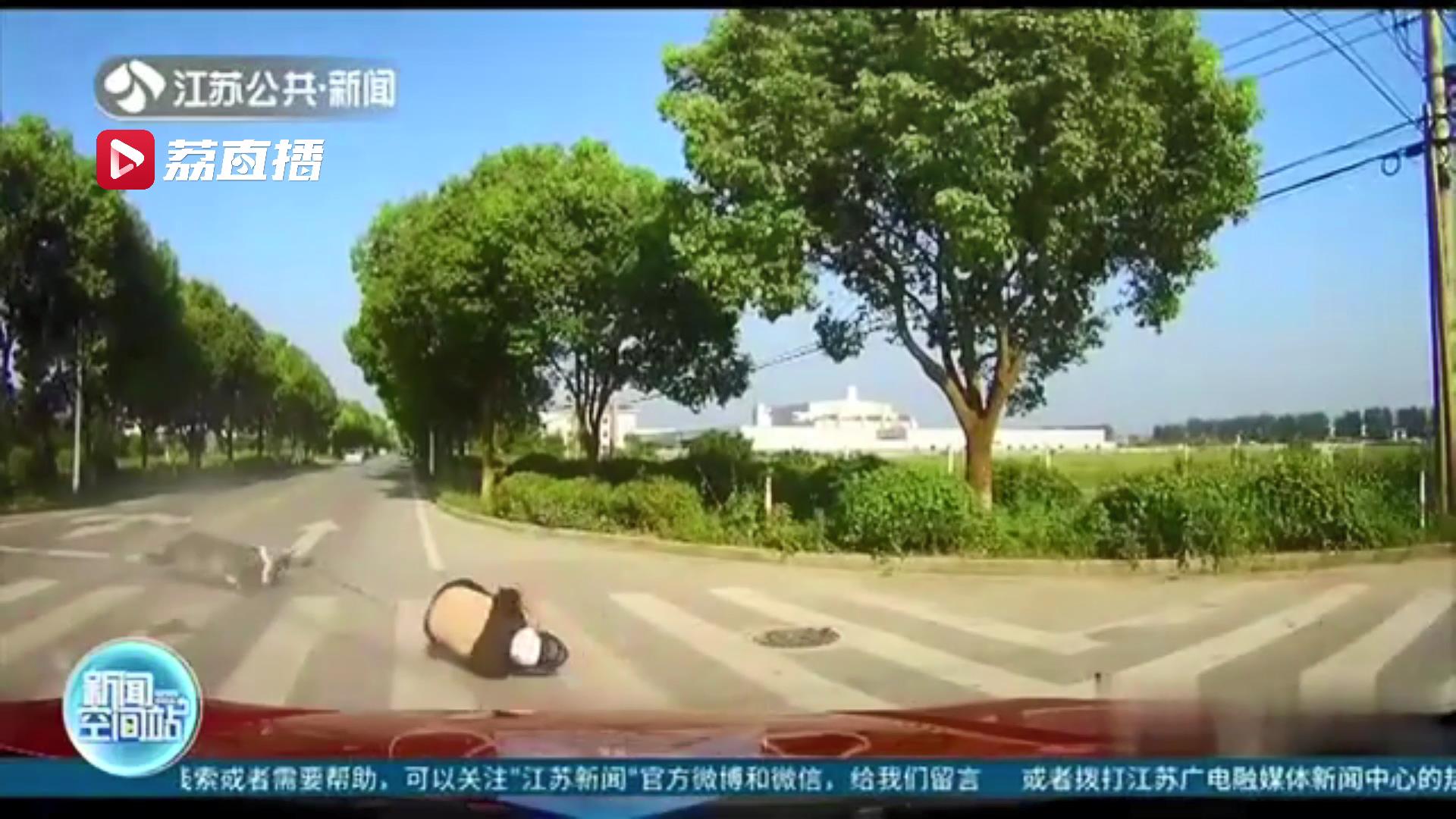 男子骑车看手机和汽车相撞 正确佩戴头盔保住了性命