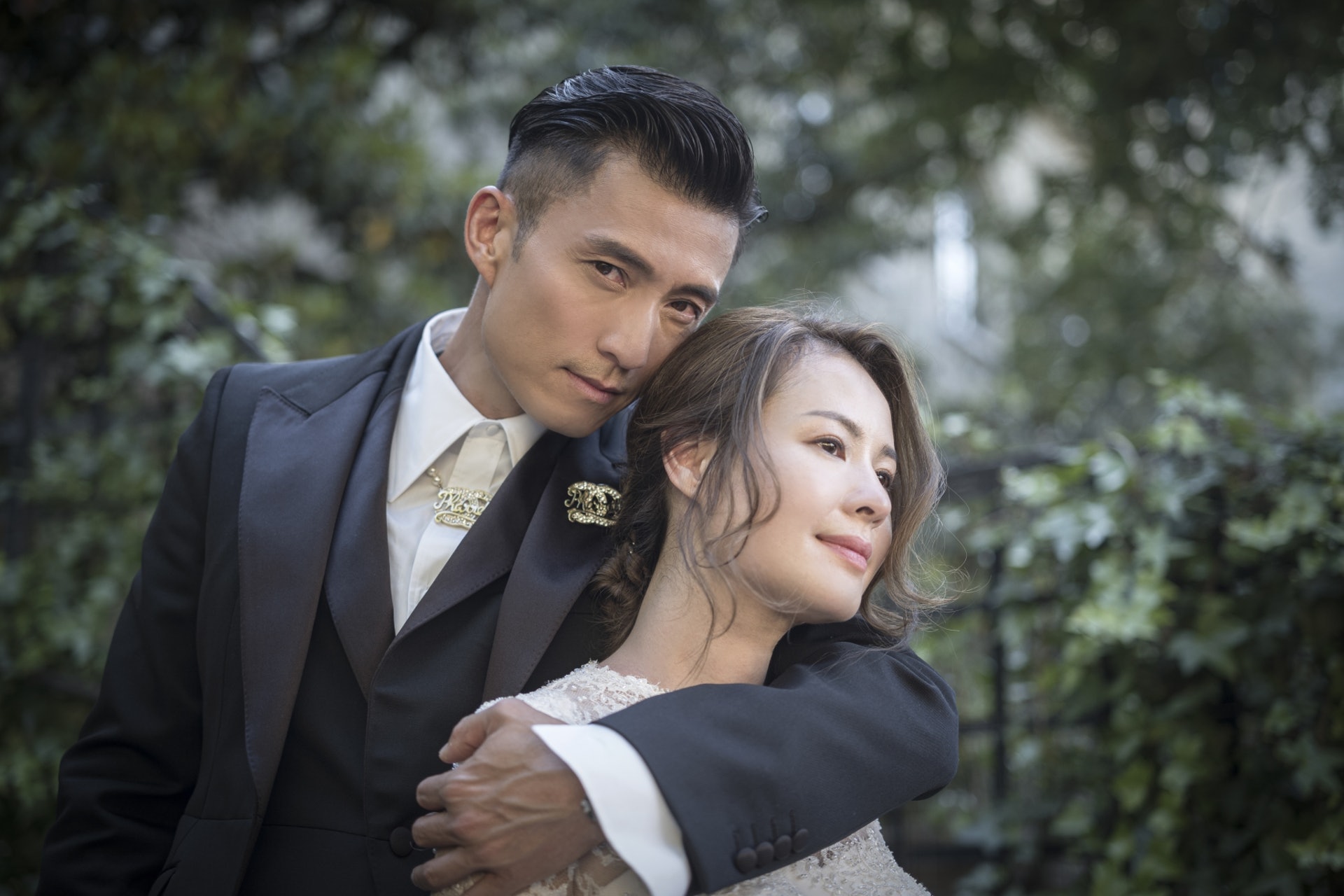 43岁TVB小生陈山聪拍婚照获胡杏儿相助，刷尽人情卡拍出大片效果