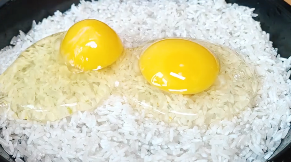 1碗大米打2雞蛋，不熬粥不做飯，出鍋鬆軟鮮香，大人孩子都愛吃