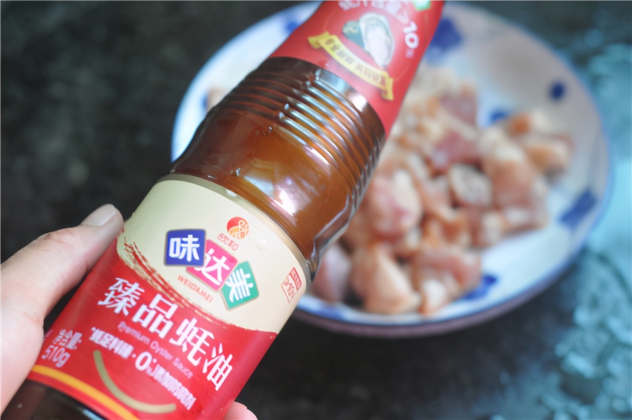 我家五花肉从不红烧，淋一勺酱油，不炒也不炖，一大盘不够吃