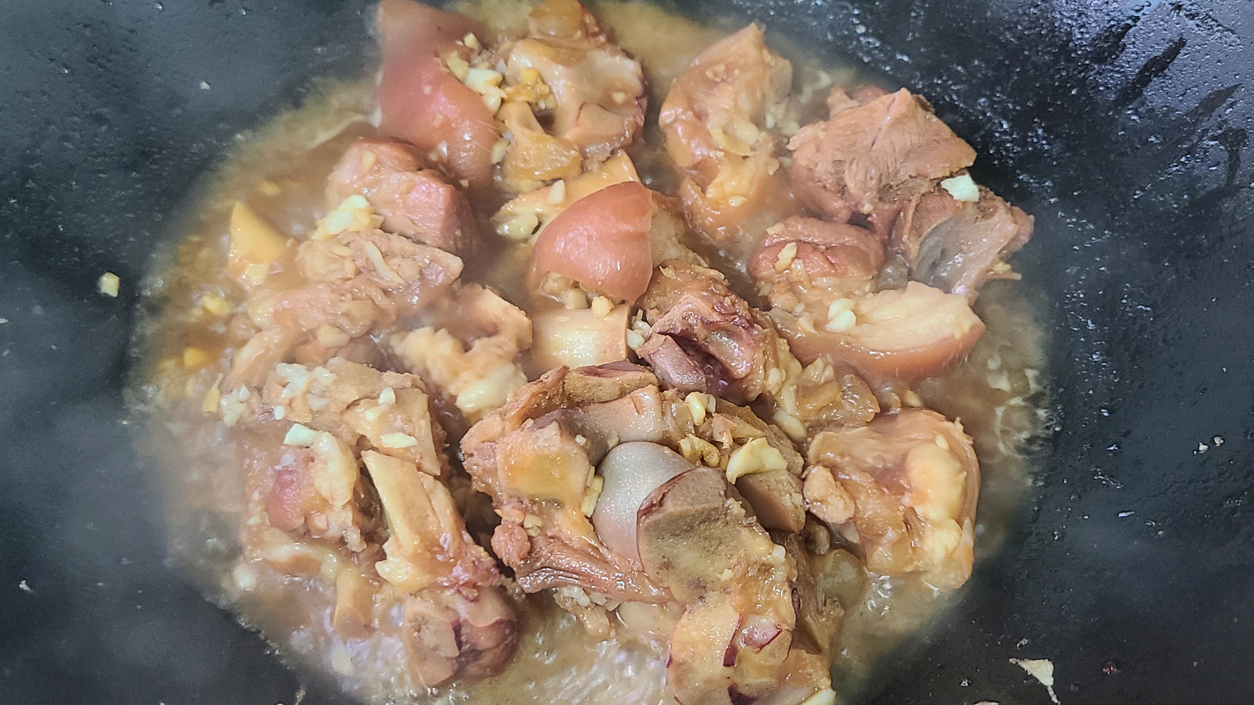 蒜香猪脚，简单好吃香味浓，这样的下饭菜，看着就嘴馋