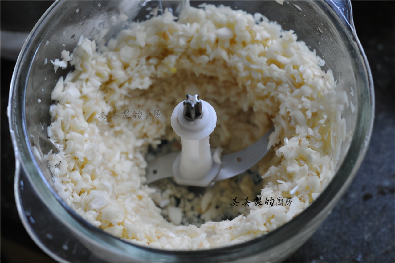 茄子別再炒了，加1把大蒜，不蒸也不炸，鮮嫩入味，少油最健康