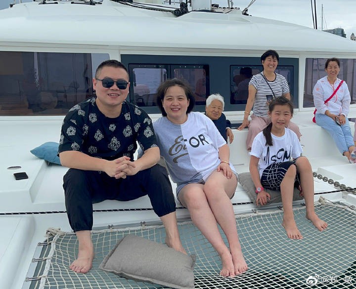 岳云鹏带母亲坐游艇，曾穷到睡牛棚现收入千万