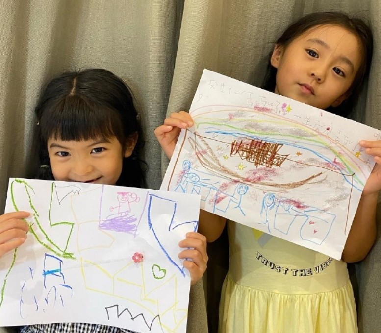 咘咘波妞果真是“小活宝”，画画搞怪全不落，贾静雯直呼：很爱演