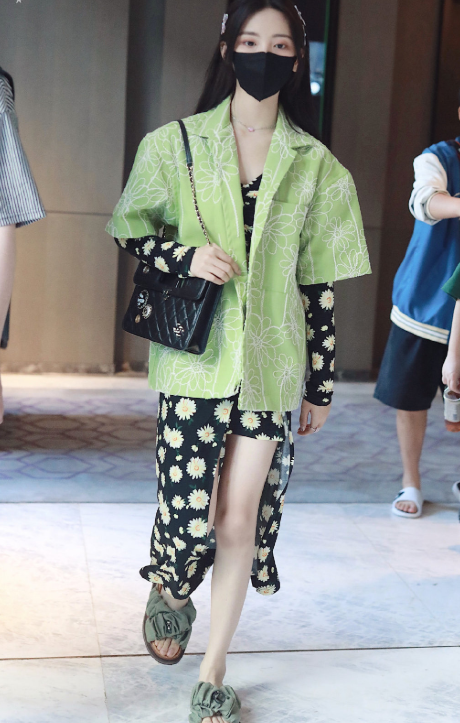 杨超越发现正前方有镜头拍她，故意对镜撩开裙