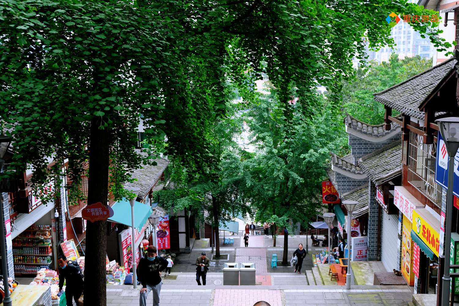 魅力渝中：重庆主城最高人行坡道，旁边就是电梯，却还是非常热闹