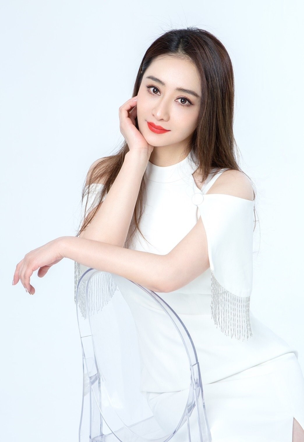 46岁陈德容近照曝光，露香肩秀蚂蚁腰，与富豪离婚后爆肥认不出