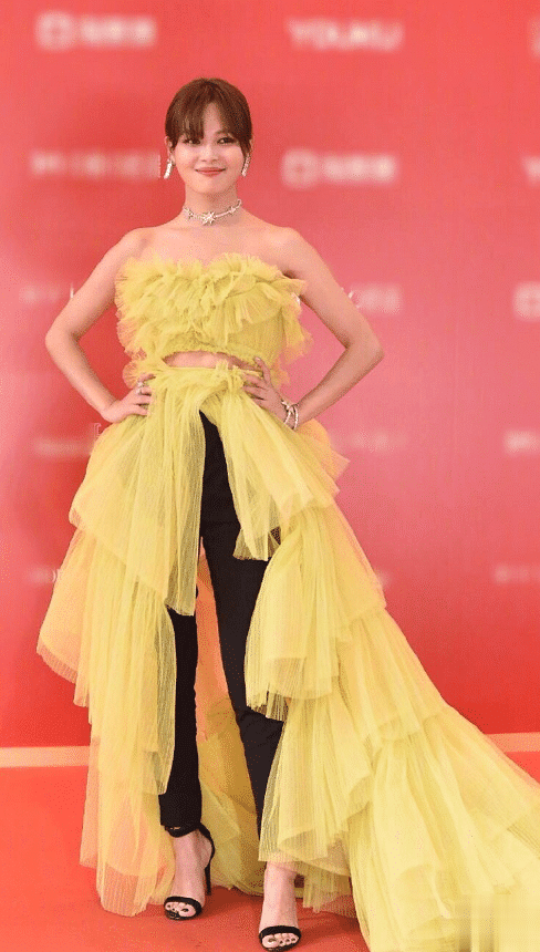 有种大胆叫辛芷蕾，“外裤内穿”还搂着彭于晏