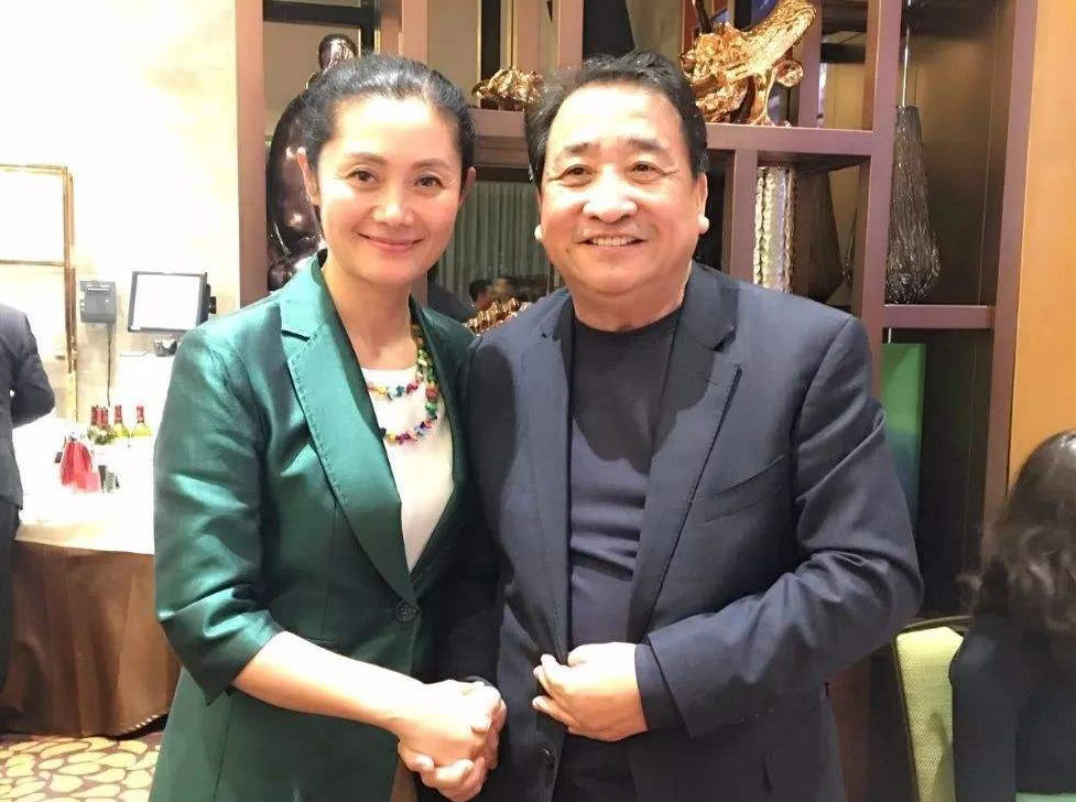 徒孙也好，女儿也罢，姜昆搂着女士腰拍照，本
